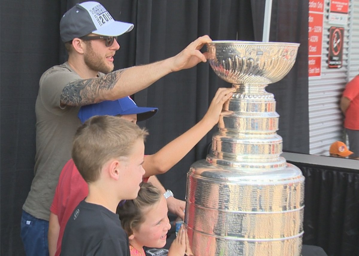 Kris Versteeg sharing Stanley Cup with some little fans.