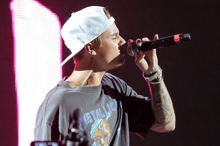 Did you notice pop star Justin Bieber is holding his mic with his left hand?