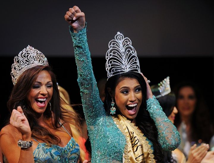 Mrs. Canada Ashley Burnham (C) celebrates after being crowned Mrs. Universe during the Mrs. Universe 2015 pageant final in Minsk on August 29, 2015.