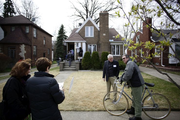 Experts weigh in on how to deal with neighbour disputes - National