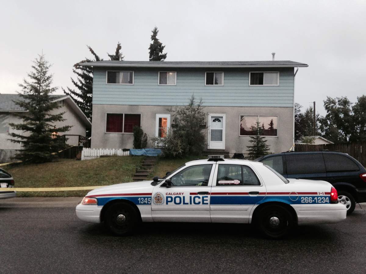 Police investigate a stabbing in the 400 block of Blackthorn Road on Wednesday, August 5, 2015. 
