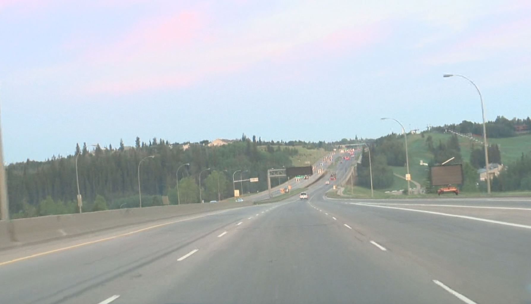 Хората които използват Whitemud Drive на моста Rainbow Valley за