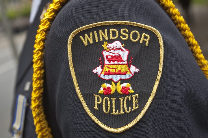 Полицейски служител в Уиндзор Онтарио е изправен пред четири обвинения