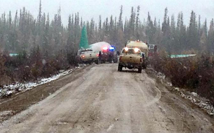 A Buffalo Airways plane with 4 crew members crashed while making an emergency landing in Deline, N.W.T., just before noon today.