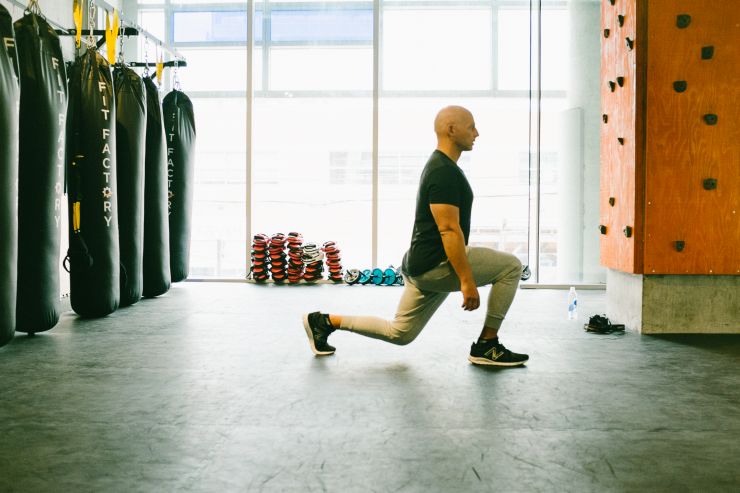 Celebrity trainer Harley Pasternak demonstrates how to do a proper Walk-Lunge.