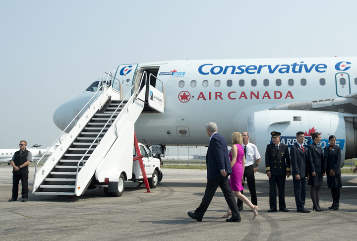 Conservative Leader Stephen Harper and his wife Laureen make their way to the campaign plane after meeting the crew at the airport in Toronto,  Tuesday,  September 1, 2015.   THE CANADIAN PRESS/Adrian Wyld.