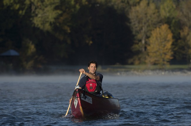 Liberal Leader Justin Trudeau paddles a canoe down the Bow River in Calgary, Alta., Thursday, Sept, 17, 2015. THE CANADIAN PRESS/Jonathan Hayward.