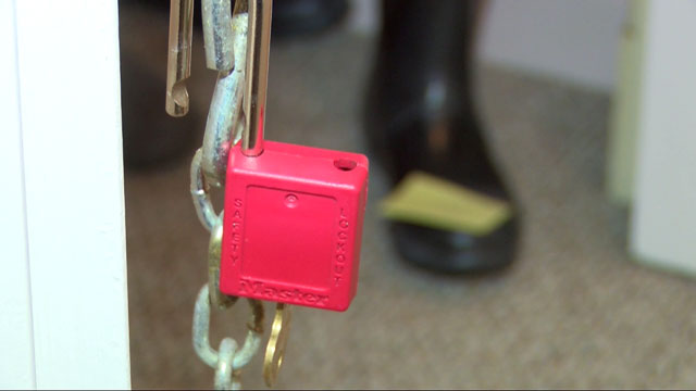 Dad locks up daughter’s closet after ringing up $500 phone bill - image