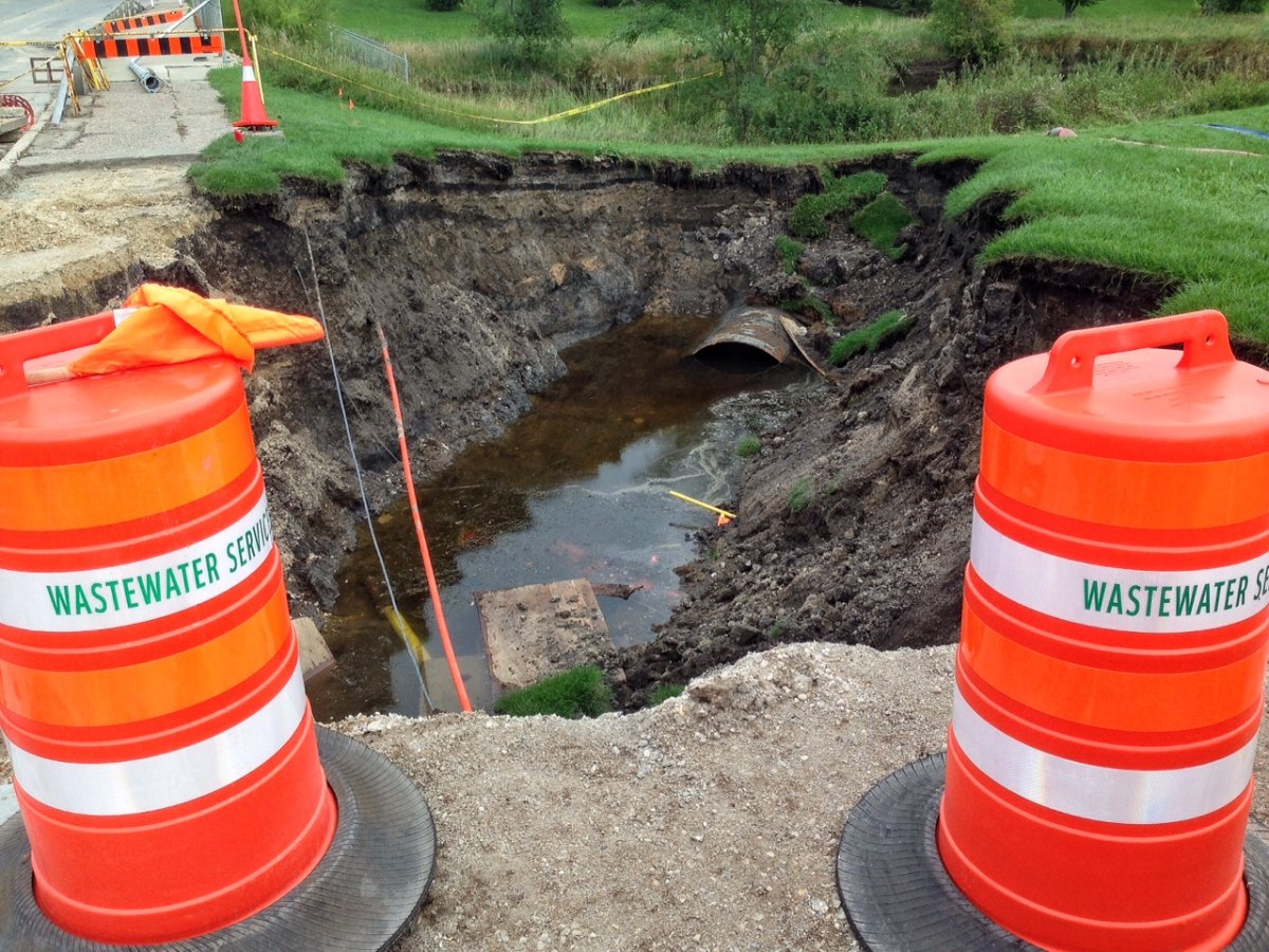 City engineers will meet Tuesday to plan repairs for huge sinkhole - image