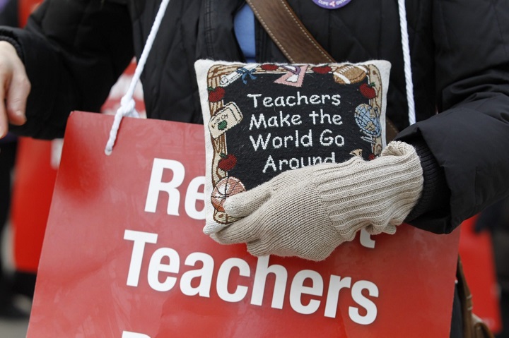 Ontario elementary teachers are set to hold pickets outside MPP offices on Wynne Wednesday to protest their frustration over stalled contract negotiations.