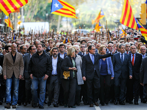 President of Catalonia Artur Mas (C) surrounded by Catalonia Government members, deputies of the Parliament of Catalonia, mayors and representatives from pro-independence associations waves as he arrives at Catalonia High Court to testify on October 15, 2015 in Barcelona, Spain. President Artur Mas appeared before judges at Catalonia High Court of Justice to testify after the Spanish state prosecutor's office accused him and two other members of his government of breaking the law by staging an unofficial ballot on November 9, 2014.  (Photo by David Ramos/Getty Images).