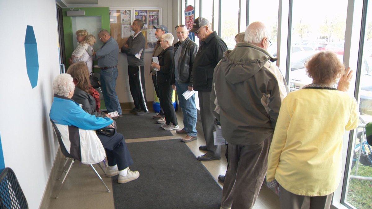 Long wait at some Winnipeg advance polling stations - image