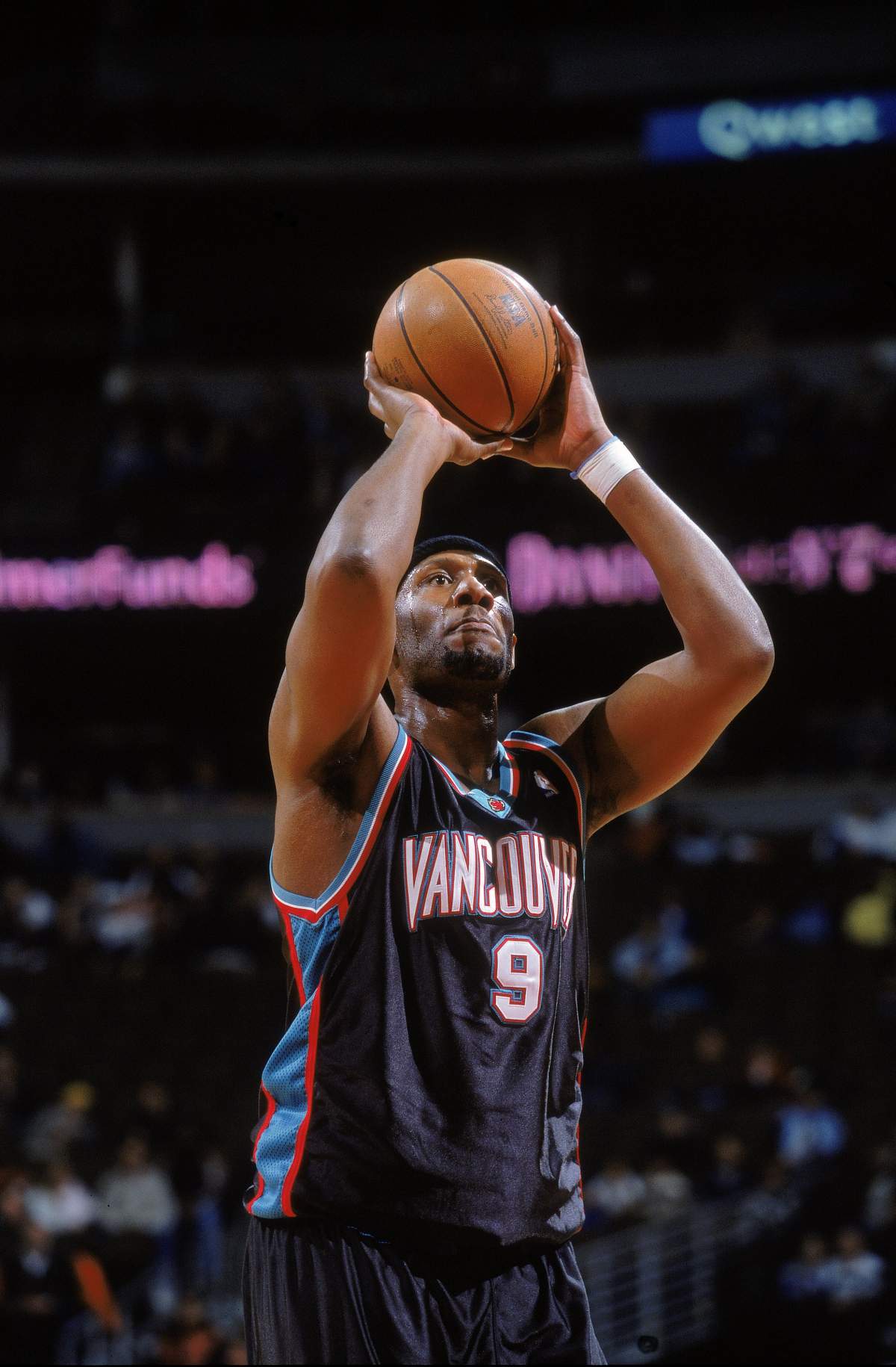 35. Issac Austin (52 games, 2000-2001): A starting centre for several teams in the 90s, Austin was traded to the Grizzlies for Obinna Ekezie, Felipe Lopez, Cherokee Parks and Dennis Scott prior to the team’s final year in Vancouver.