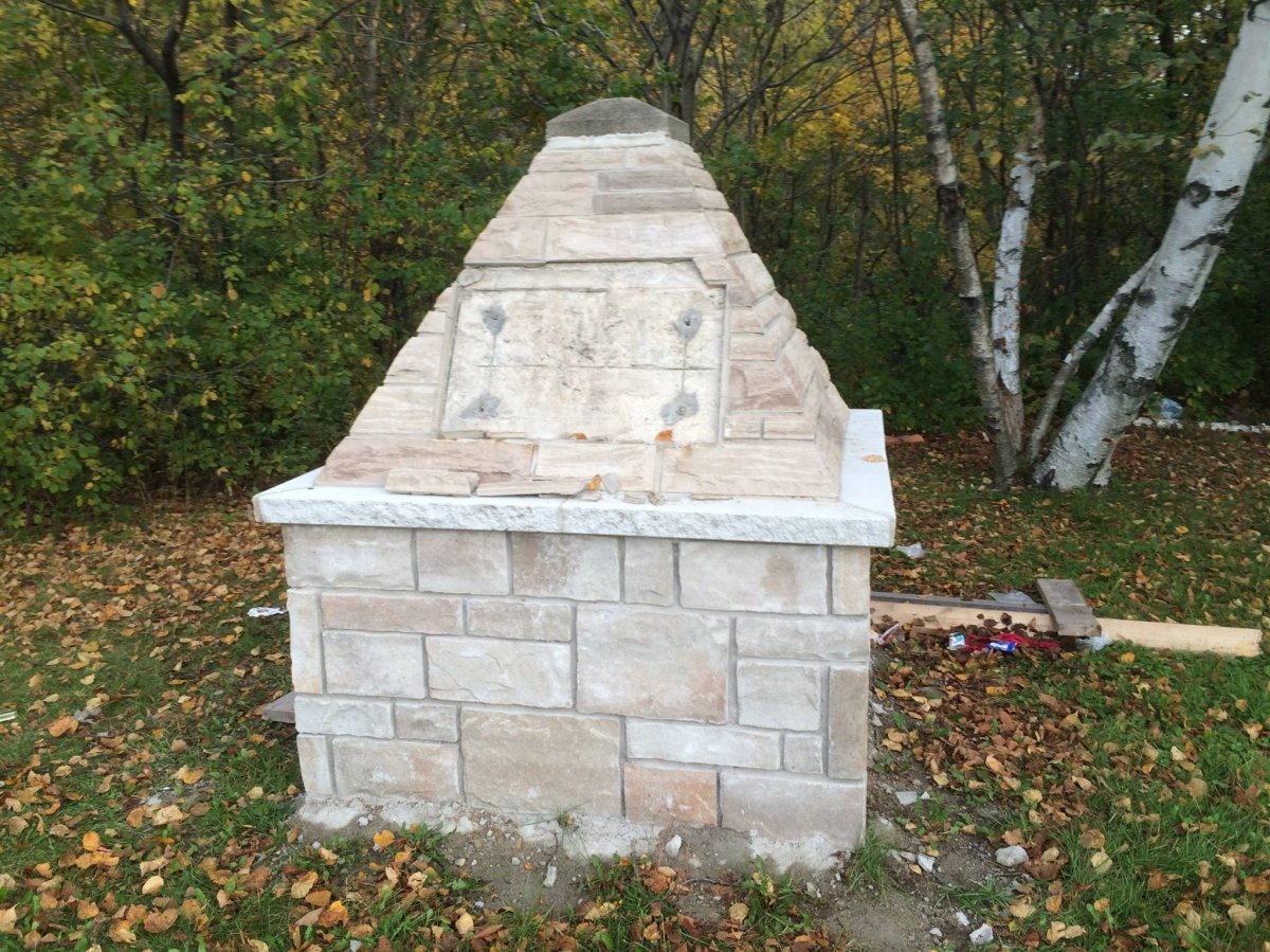 Barker's Point Cenotaph with a plaque missing. 