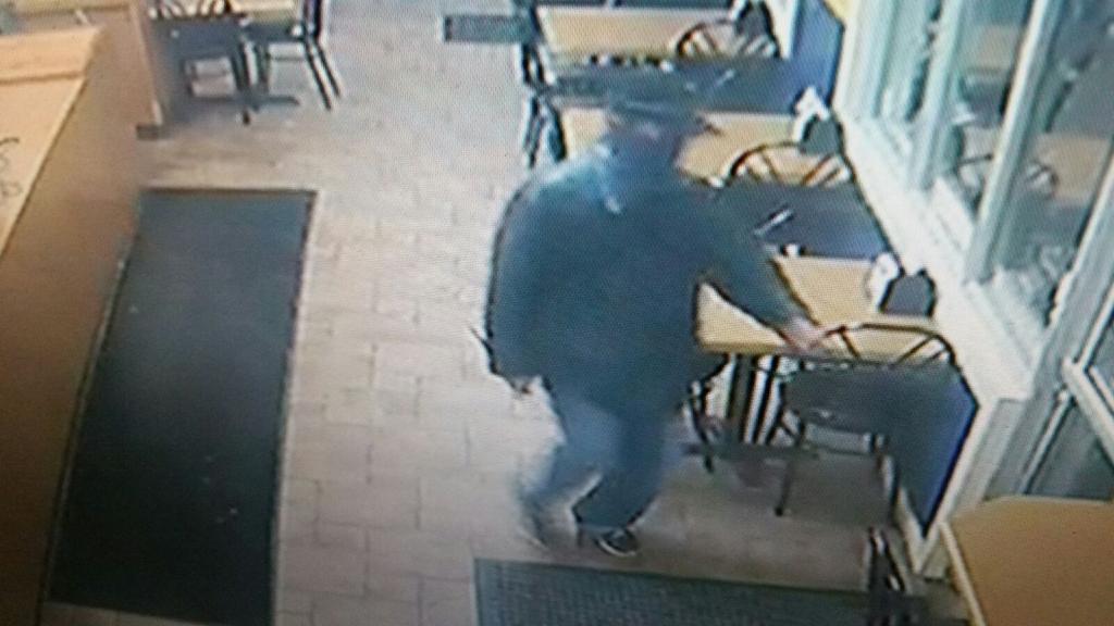 Grande Prairie RCMP are looking for an man who unsuccessfully tried to rob a pizza store with a kitchen knife. October 5, 2015.