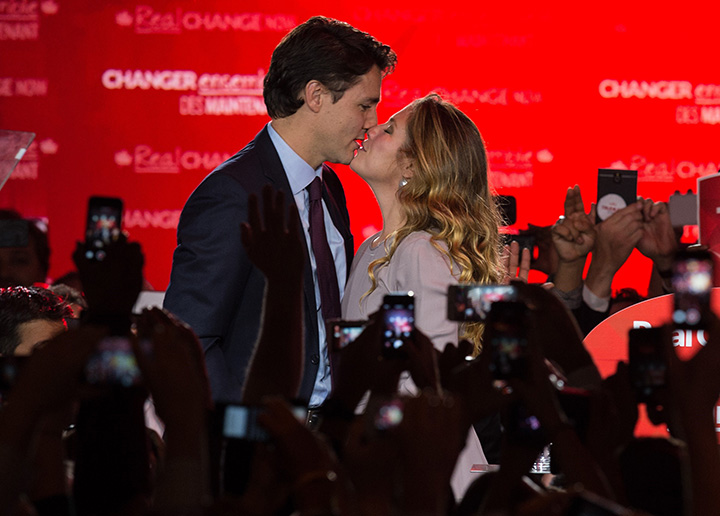 Canadian Liberal Party leader Justin Trudeau kisses his wife Sophie as they arrive on stage in Montreal on October 20, 2015 after winning the general elections.    
