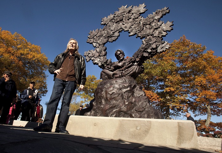 Gordon Lightfoot poses as attends a ceremony unveiling a bronze statue in his honor at Barnfield Point, on the Gordon Lightfoot Trail in Orillia, Ont., on Friday, October 23, 2015. 