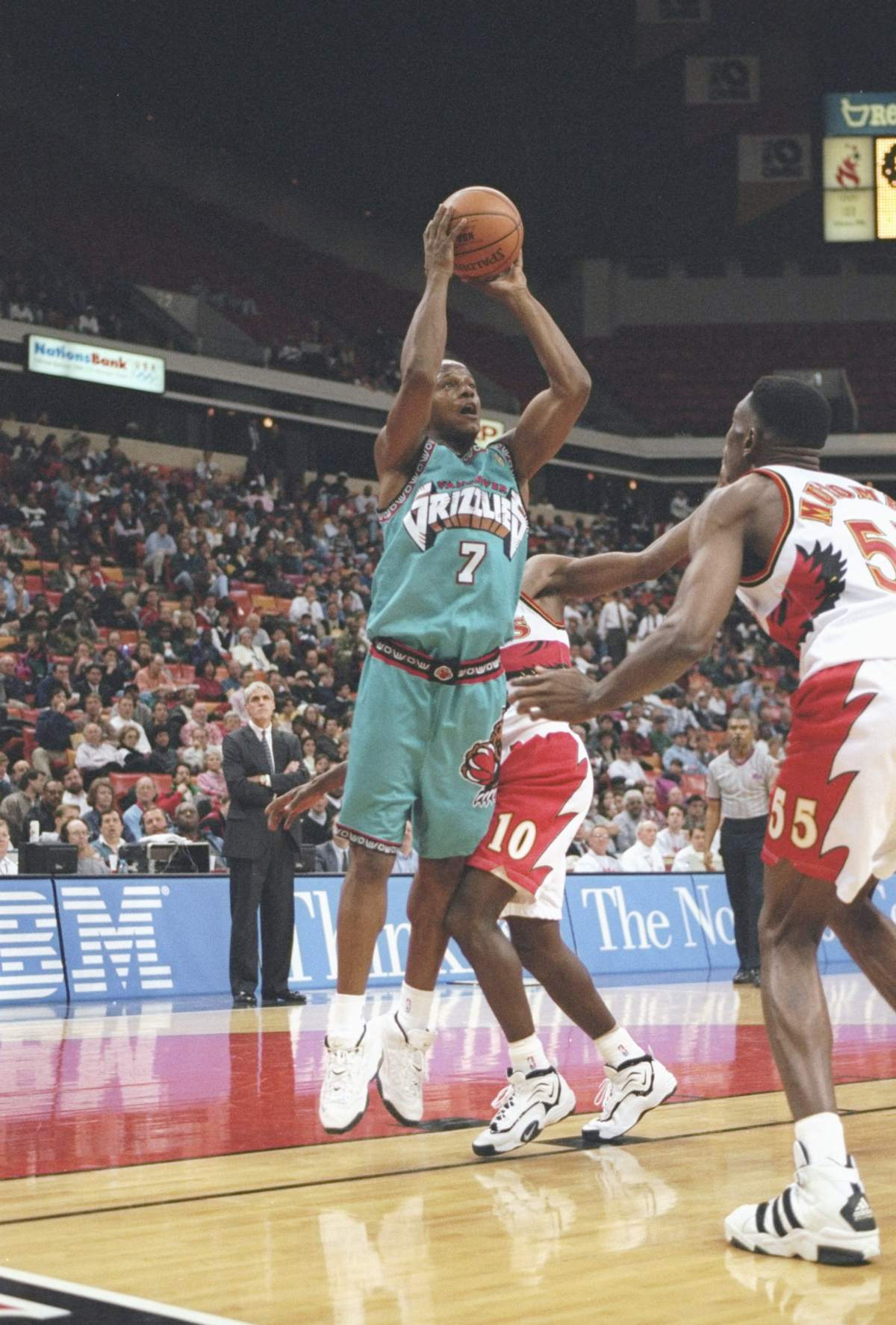 16. Anthony Peeler (80 games, 1996-1998): Traded to the Grizzlies along with George Lynch so the Lakers could have enough room to sign Shaquille O’Neal has a free agent, Peeler played one productive season as the team’s starting shooting guard, but was injured in his second season before being traded for Doug West.