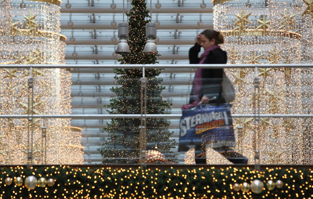 Canadian shoppers seen dialing back this Christmas - image