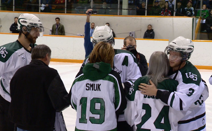 The University of Saskatchewan Huskies men’s hockey team paid tribute to late athlete Cody Smuk on the weekend.