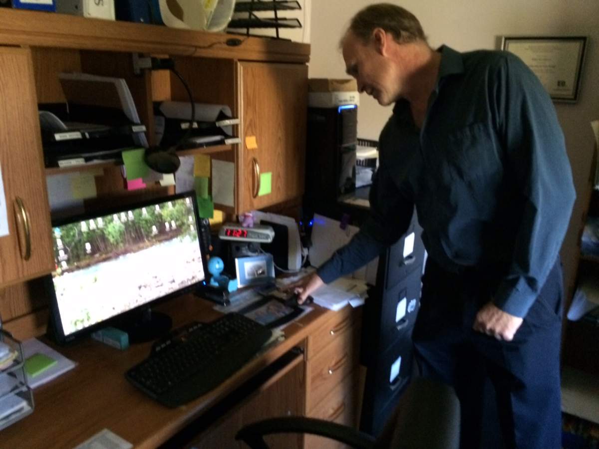 Peter Court looks at Thelma's desk.