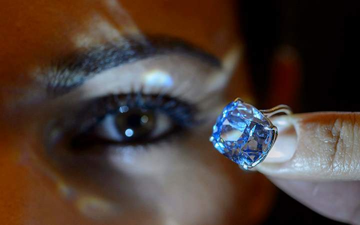 A Sotheby's employee displays the rare Blue Moon Diamond during a preview at the Sotheby's, in Geneva, Switzerland, 04 November 2015. 