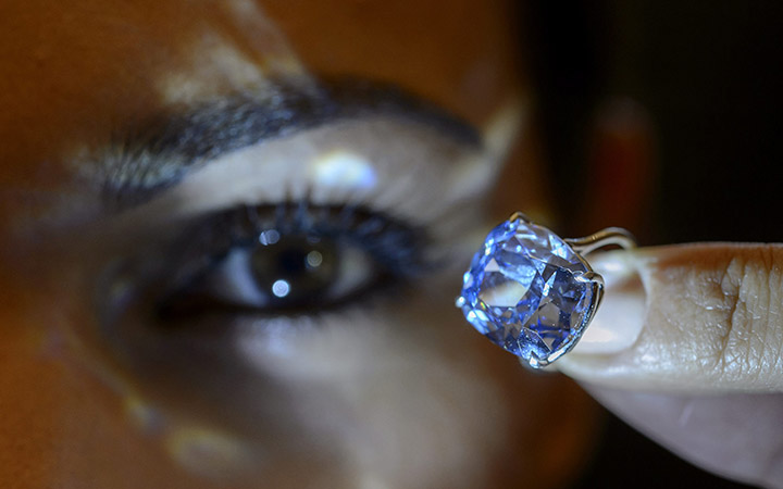 A Sotheby's employee displays the rare Blue Moon Diamond during a preview at the Sotheby's, in Geneva, Switzerland, 04 November 2015. 