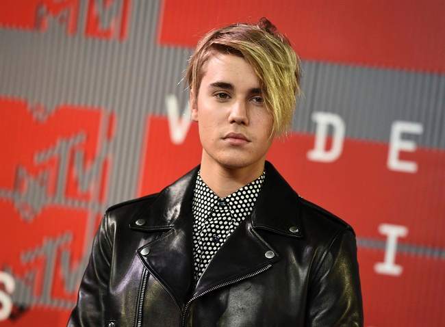  Justin Bieber arrives at the MTV Video Music Awards in Los Angeles. 