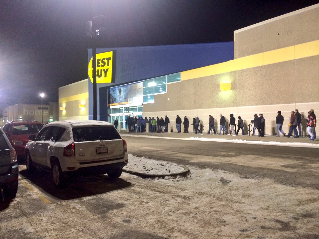 Big turnout on Black Friday despite sluggish economy - image