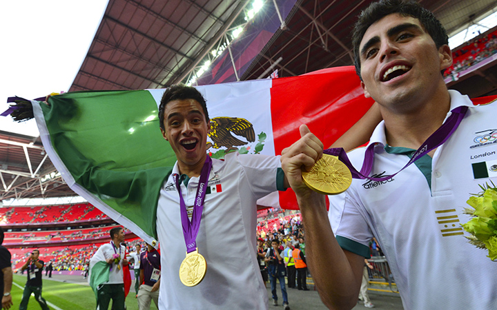 Mexico's players pose with their gold medals during the podium ceremony after the football match against Brazil at the London Olympic Games on August 11, 2012 at the Wembley stadium in London. 