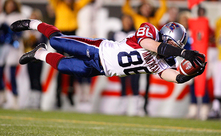 Montreal Alouettes slotback Ben Cahoon makes a touchdown catch during fourth quarter Grey Cup action in Calgary, Sunday November 29, 2009. J.