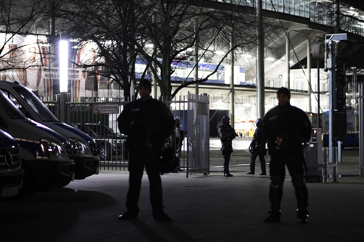 Special forces secure the HDI-Arena after a bomb alert prior the match Germany against the Netherlands at the HDI-Arena on November 17, 2015 in Hanover, Germany.