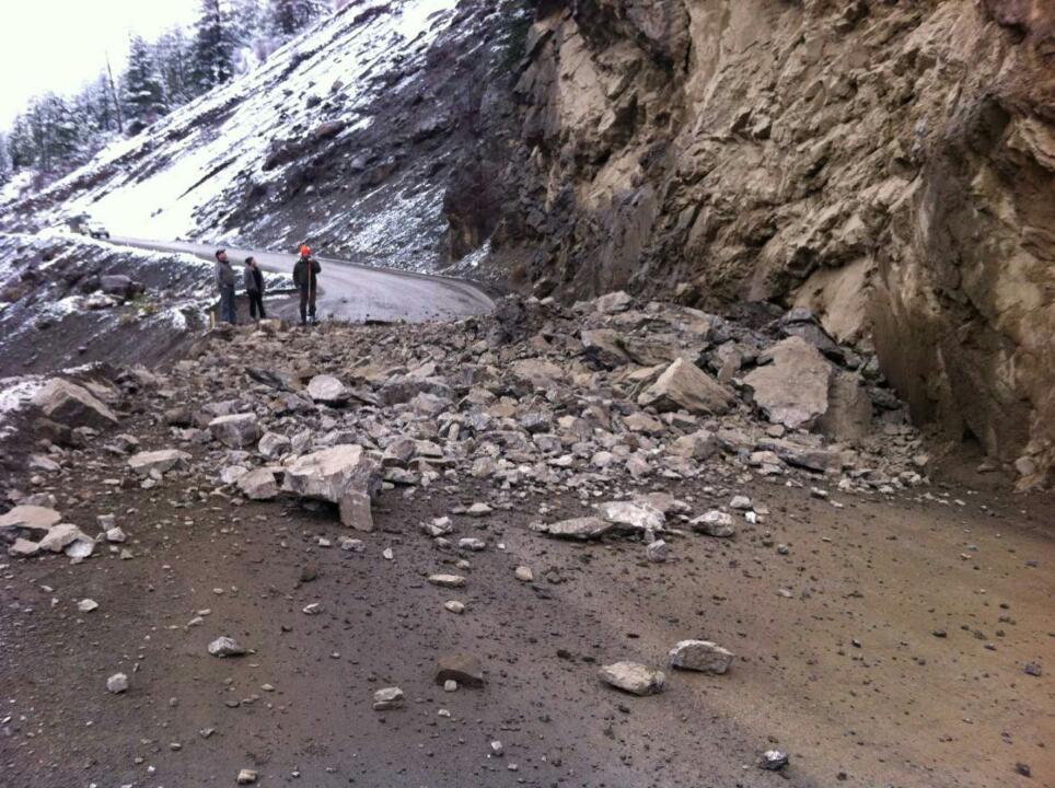 Crews investigate a rockslide on Highway 40 north of Lillooet on November 15, 2015. 