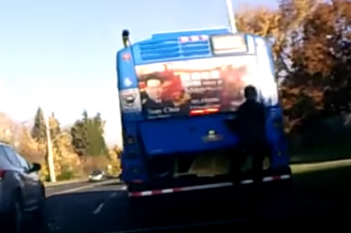 Video captures man clinging onto back of moving bus in Markham, Ont ...