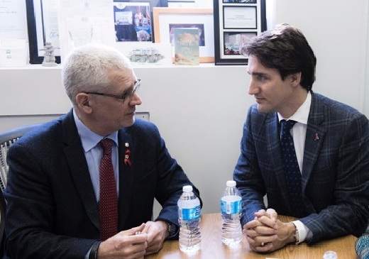 Justin Trudeau and Dr. Julio Montaner discussing the 90-90-90 Target strategy.