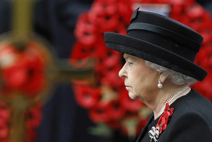 Queen Elizabeth leads annual Remembrance Sunday tribute to war dead ...