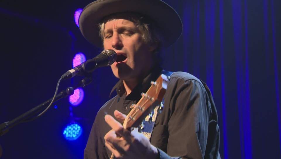 Folk singer Steve Poltz entertains Winnipeggers at Park Theatre show - image