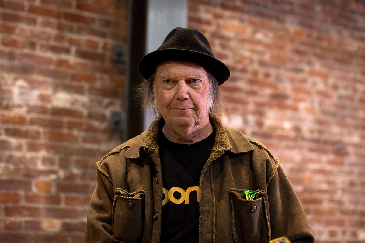 Canadian musician Neil Young leaves after a news conference in Vancouver, B.C., on Monday November 23, 2015 for the Canadian launch of his PonoPlayer portable music player and the PonoMusic music download service. 
