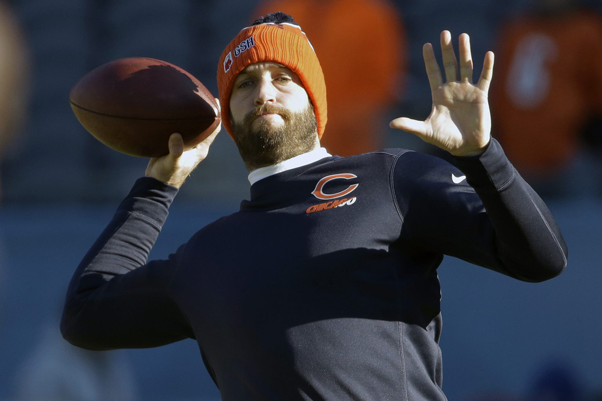 Chicago Bears quarterback Jay Cutler (6) warms up before an game. 