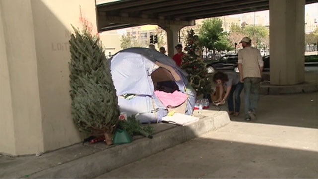 Homeless man gets Christmas tree back thanks to kind strangers after city deems it a ‘violation’ - image