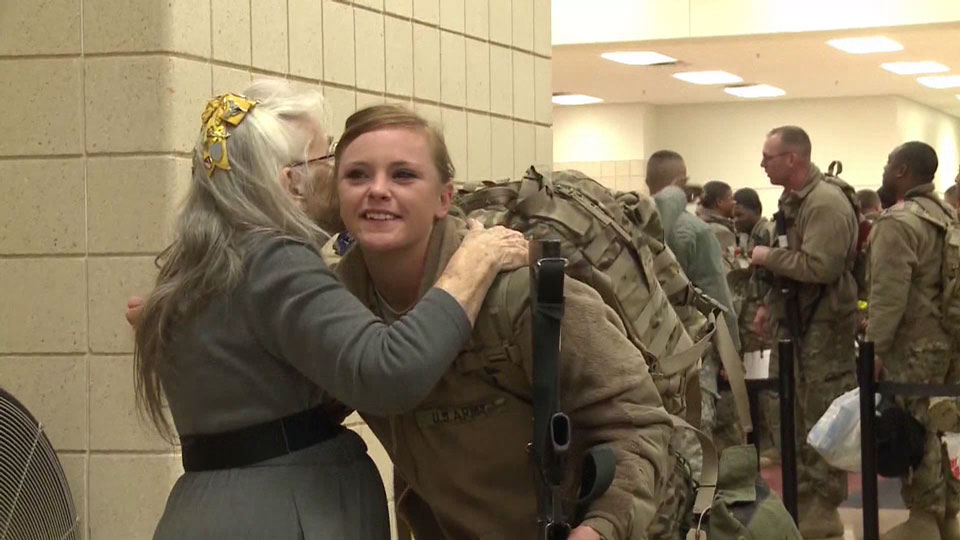 ‘Hug Lady’ who hugged more than 500,000 soldiers dies on Christmas Eve ...