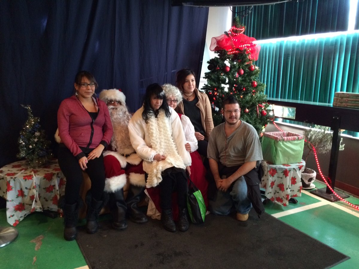 New immigrants celebrate first Christmas in Winnipeg - image