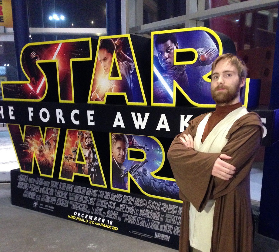 Scott as Obi-Wan Kenobi stands beside the Star Wars sign before the premiere. 