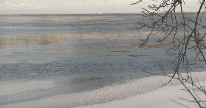 Първи реагиращите в Уинипег напомнят на жителите да бъдат внимателни при тънък лед