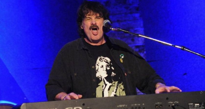 Legendary rocker, Burton Cummings will be inducted into the Canadian Music Hall of Fame at the 2016 Juno Awards.