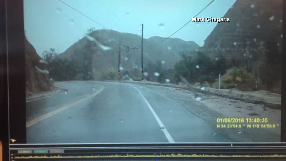 Caught on camera: man quickly puts car into reverse to avoid rushing floodwaters - image