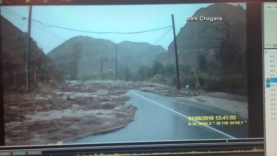 Caught on camera: man quickly puts car into reverse to avoid rushing floodwaters - image
