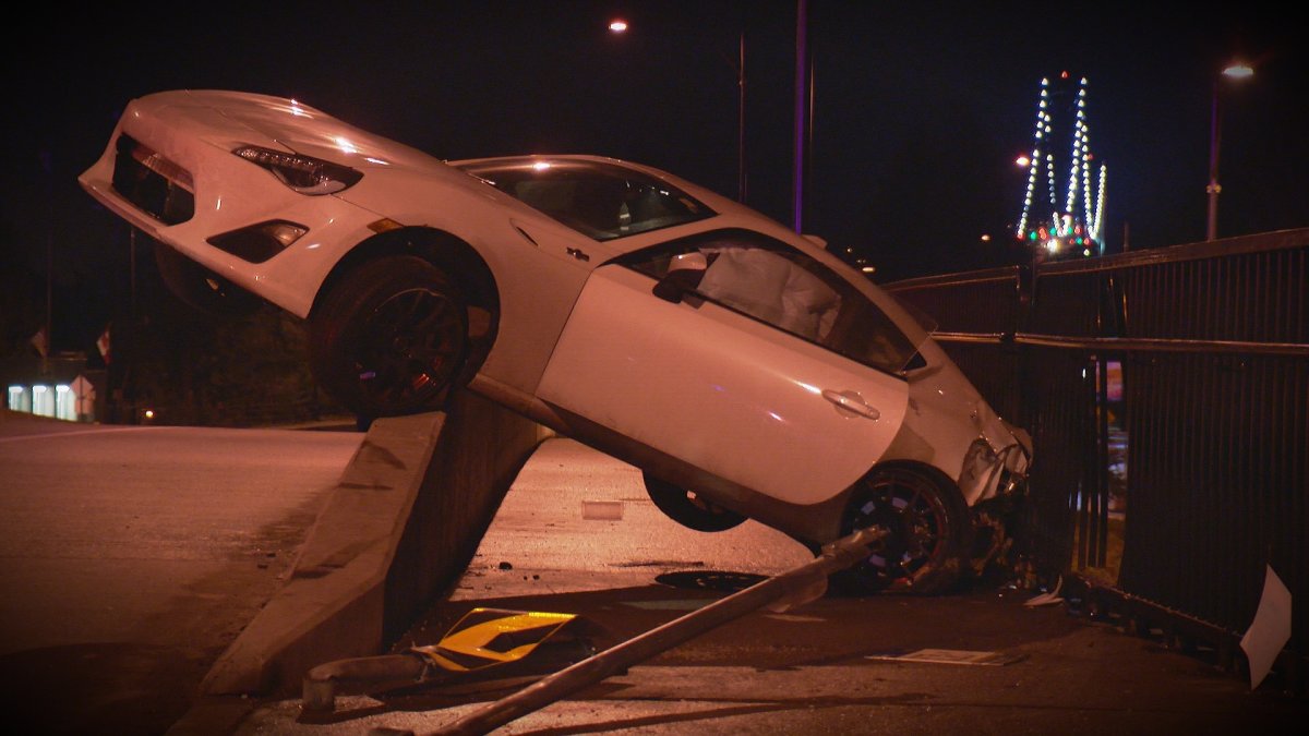 One man in custody after car crashes into guard rail on Lions Gate Bridge - image