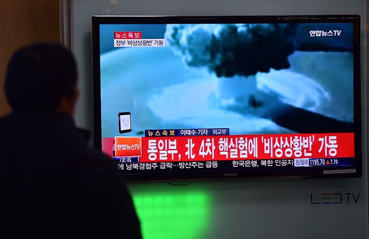 People watch a news report on North Korea's first hydrogen bomb test, at a railroad station in Seoul on January 6, 2016. 