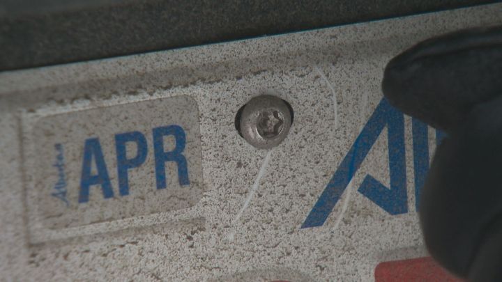 Alberta to do away with licence plate expiry stickers